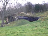 Terrassements de camouflage inachevé sur un bunker 105 A de Neuville sur Margival. (DL)