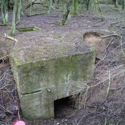Un bunker abritant un captage d'eau avec un puit de 30m de profondeur